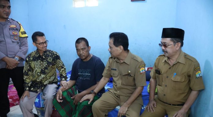 Pemkot Serang Salurkan Bantuan Kursi Roda untuk Anggota KPPS Alami Sakit Berat
