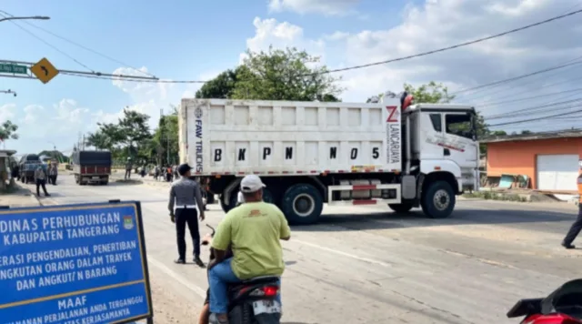 5 Truk Ditahan Di Perbatasan Tangerang-Serang Karena Melanggar Jam Operasional