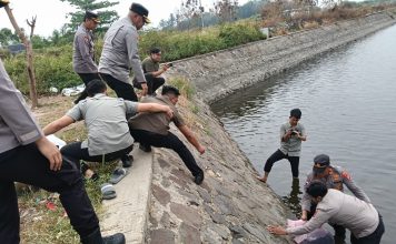 Polres Serang Tebar Ribuan Bibit Ikan di Danau Pusat Pemerintahan