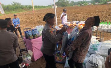 Polres Serang Memberikan Bantuan Bibit Jagung ke Bumdes Cijeruk
