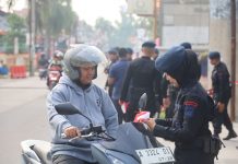 Brimob Polda Banten Bagikan 1.500 Bendera Merah Putih Sambut HUT ke-80 RI