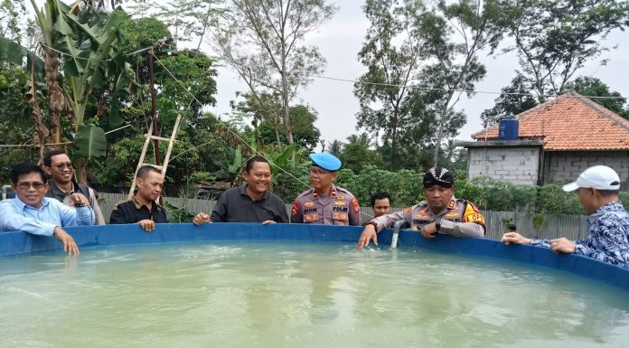 Polres Serang dan Bumdes Mekarbaru Bangun Kolam Ikan