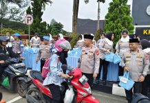 Dibulan Penuh Berkah, Kapolda Banten Berbagi Takjil untuk Pengguna Jalan