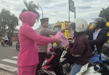 Kapolres Serang dan Bhayangkari Bagikan Takjil ke Warga