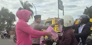 Kapolres Serang dan Bhayangkari Bagikan Takjil ke Warga