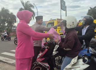 Kapolres Serang dan Bhayangkari Bagikan Takjil ke Warga
