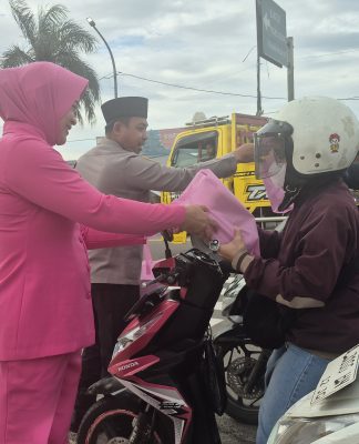 Kapolres Serang dan Bhayangkari Bagikan Takjil ke Warga