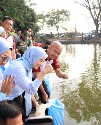 Polda Banten Gelar Gerakan Asri Polri dan Tebar 3.000 Bibit Ikan Nila di Danau Tasikardi