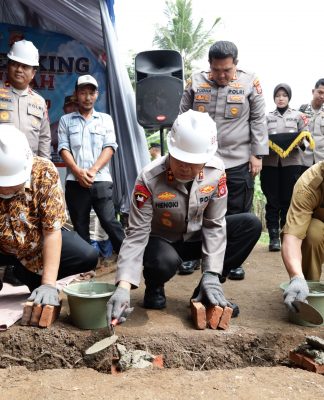 Hari Bhayangkara ke-80, Polda Banten Bedah Rumah Warga dan Salurkan 100 Paket Sembako