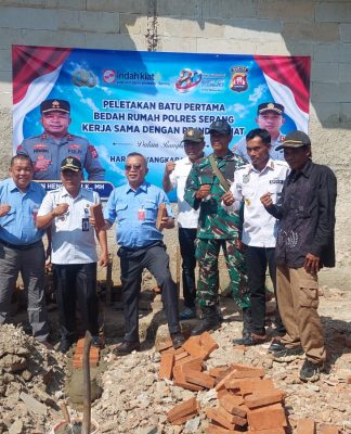 Rayakan Hari Jadi, Polres Serang Bedah Rumah Warga