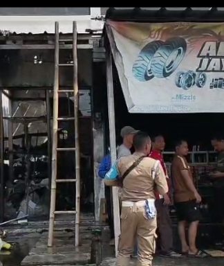 Diduga Dipicu Gas Bocor, Kebakaran Hanguskan Laundry dan Bengkel di Persada Banten Serang